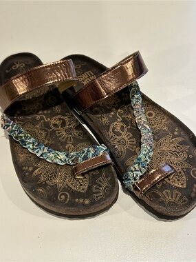 Muk Luks Brown Metallic Braided Thong Sandals with Multicolor Accent